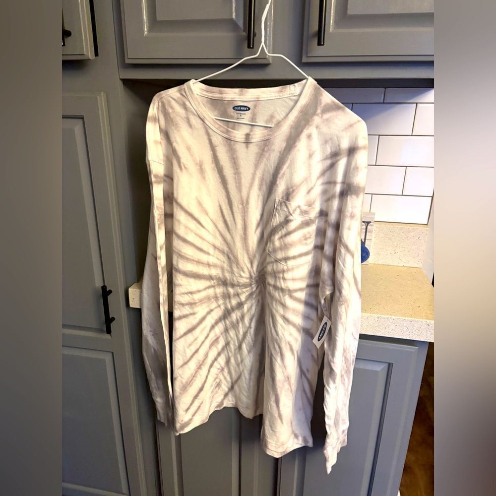 Old Navy Soft-Washed XLālong sleeve T Shirt in Gray and White Tiedye